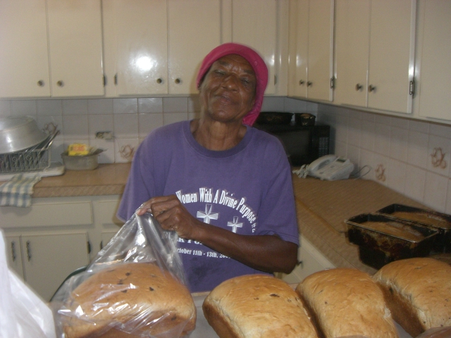 Mom (Lorraine's mom) bags up our cinn/raisin bread.