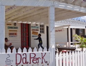 Coffee and other tasty beverages, plus other 'tings! Cute place on the harbor road.