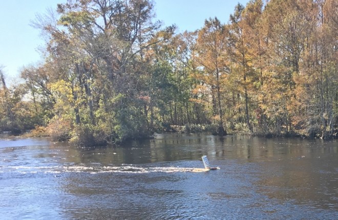 Strong current shows no wake buoy making a wake