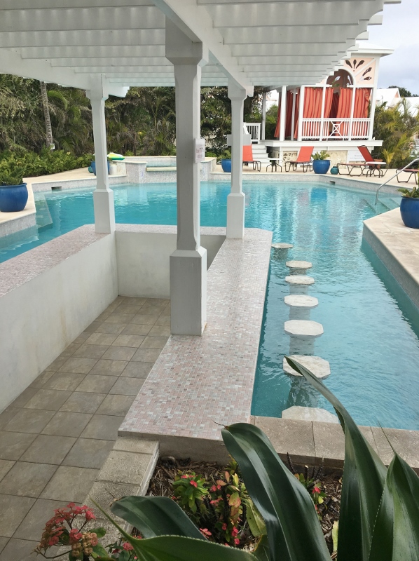 Swim up pool bar